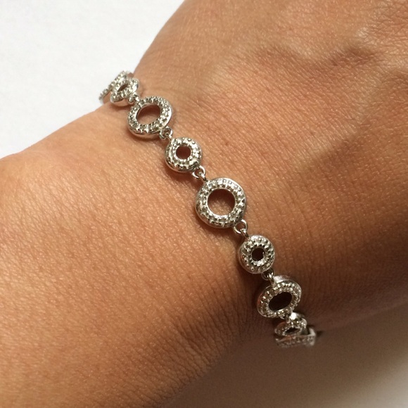Jewelry - Elegant Silver Circle Bracelet